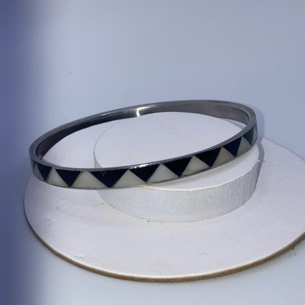 Vtg Mod MOP Mother Of Pearl & Onyx Triangle Inlay Silver Tone Bangle 8” C / 2.5” - Picture 2 of 5